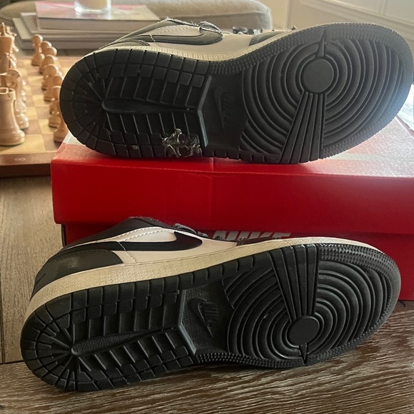 Nike Black and White Low-Top Sneakers - Picture 2 of 5